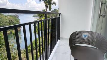 Habitación doble superior, balcón, vista al lago | Balcón