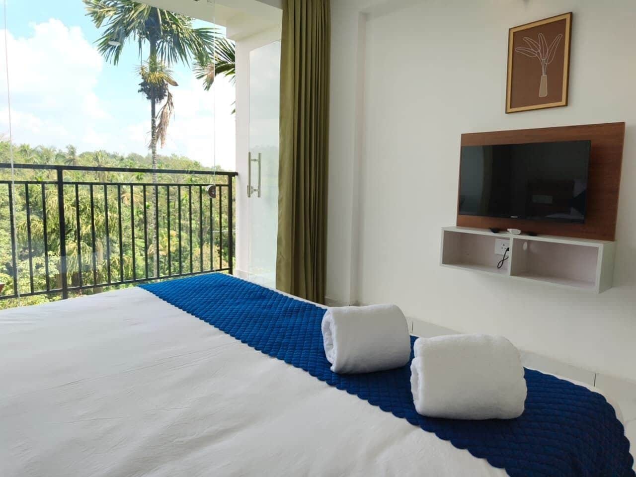 Escritorio, tabla de planchar con plancha y wifi gratis 