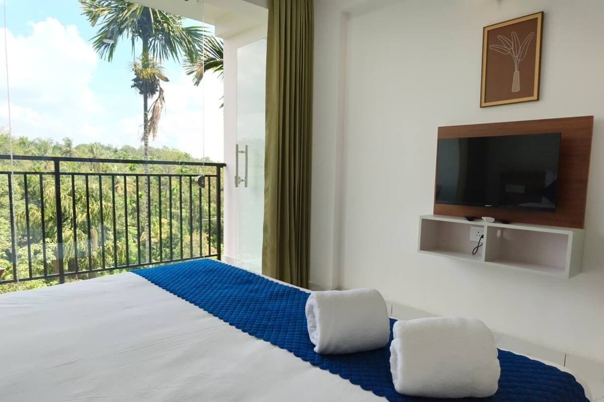 Habitación Deluxe doble, 1 cama de matrimonio, balcón, vistas al lago | Escritorio, tabla de planchar con plancha, wifi gratis