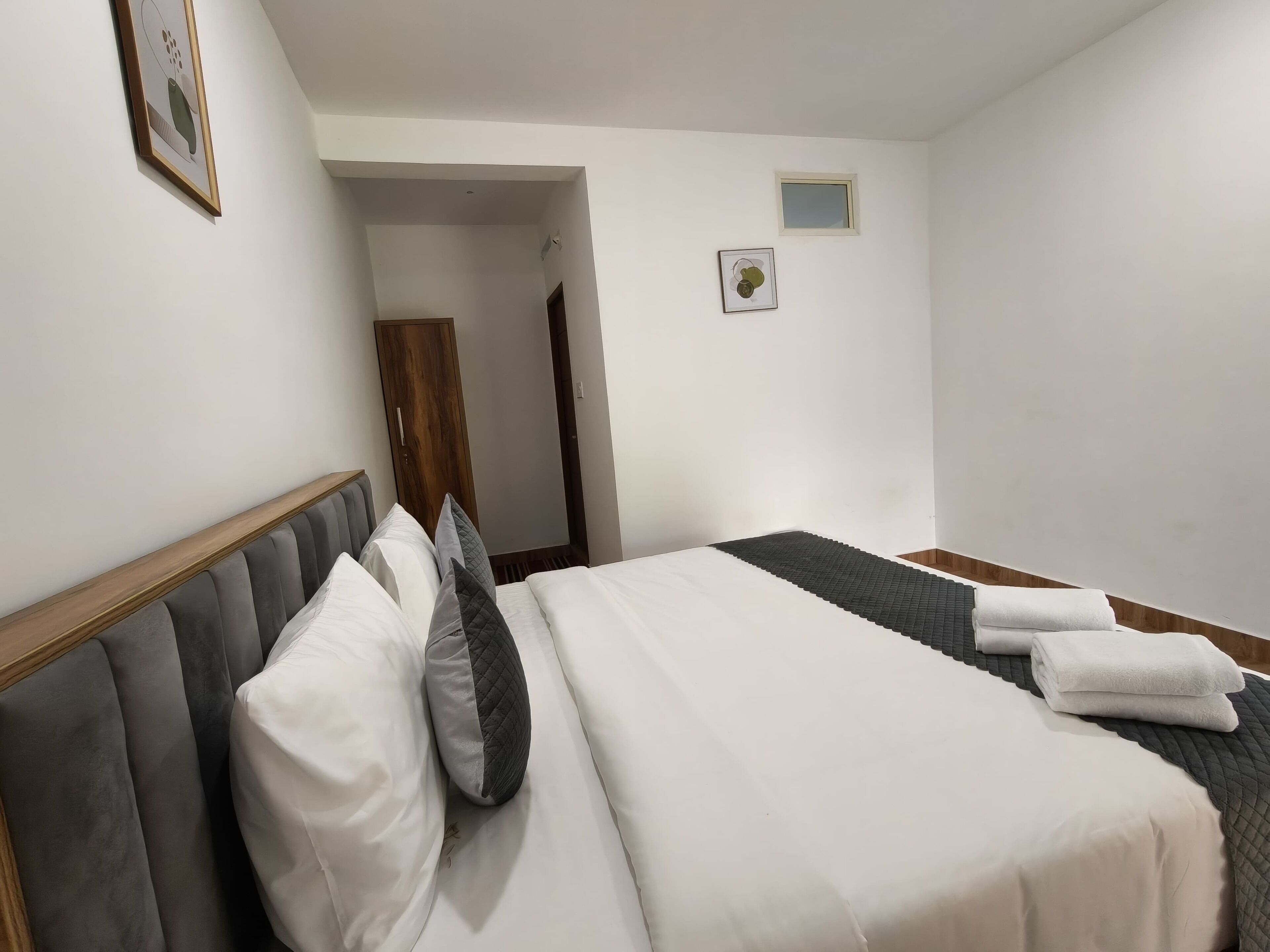 Escritorio, tabla de planchar con plancha y wifi gratis 