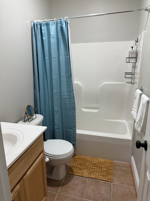 Sèche-cheveux, bidet, serviettes fournies, savon