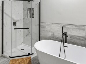 Hair dryer, bidet, towels, soap - Private A-Frame Near Harpers Ferry - Sauna, Fire Pit, 3BR/3BA, Pet-Friendly (Harpers Ferry)