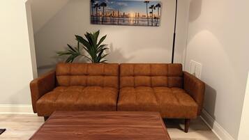 Smart-TV, Kamin, Tischfußball, Bücher