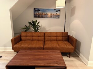 Smart TV, chimenea, futbolito y libros 