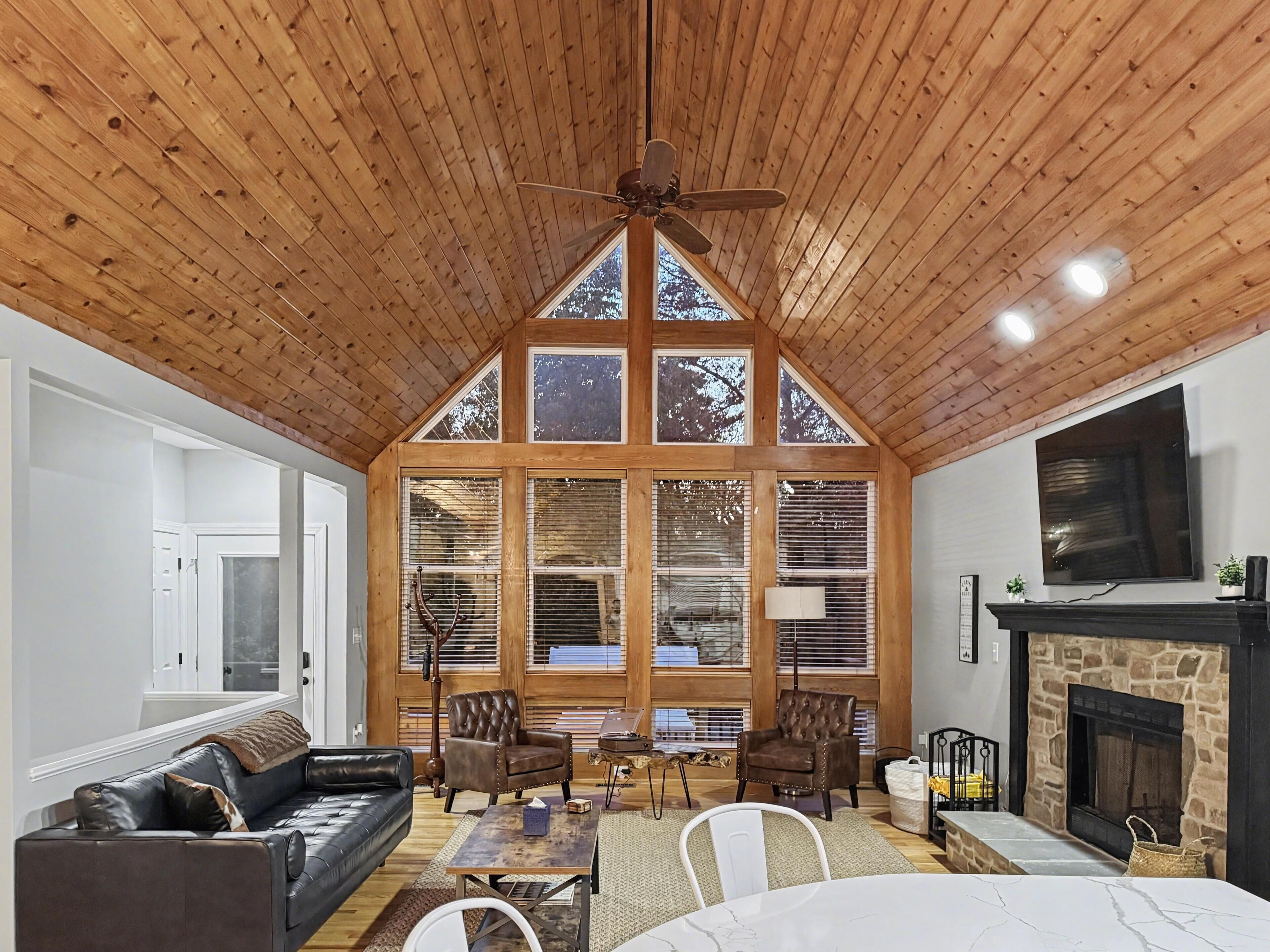 Smart TV, lareira, pebolim, livros