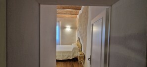 2 habitaciones, tabla de planchar con plancha, wifi y ropa de cama 