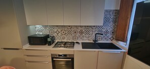 Microondas, horno, parrilla de estufa y lavavajillas 