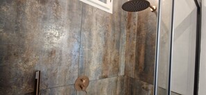 Regadera, secadora de cabello, bidet, toallas 