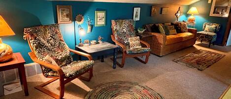 Smart TV, books, stereo