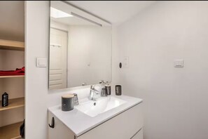 Hårføner, håndklær og toalettpapir