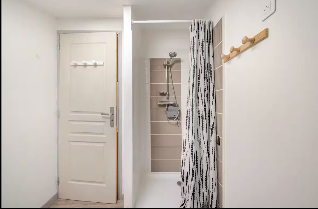 Een haardroger, handdoeken, toiletpapier