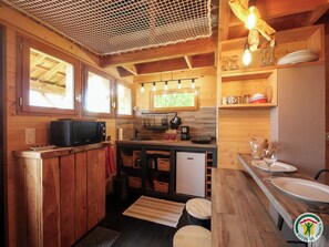 Microondas y placa de cocina
