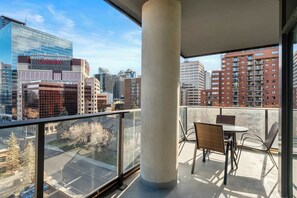Outdoor dining - The Atlas & Ivy Skyline Views Parking Gym Balcony (Calgary)