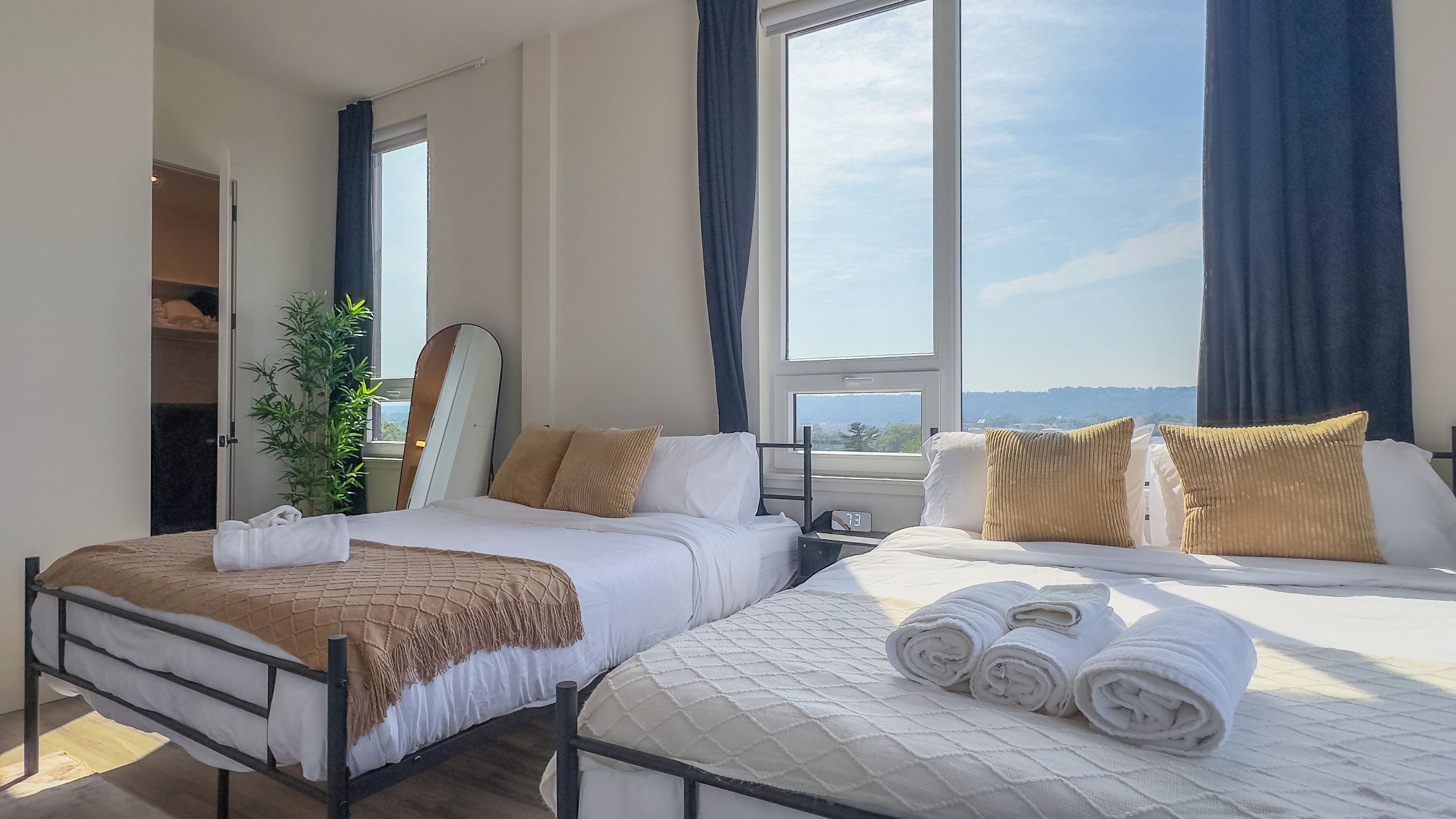 2 bedrooms, desk, iron/ironing board, Internet