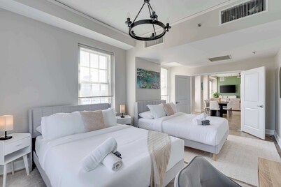 Spacious Suite | FREE parking | Fast WiFi + Gym | DT