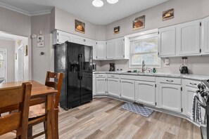 Jääkaappi, mikroaaltouuni, uuni, liesi