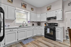 Jääkaappi, mikroaaltouuni, uuni, liesi