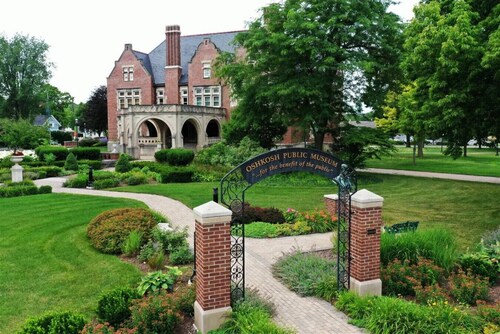 Central Oshkosh Stay • Walk to Lake and Downtown