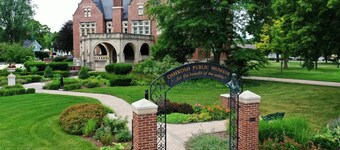 Central Oshkosh Stay • Walk to Lake and Downtown