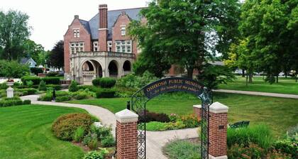 Central Oshkosh Stay • Walk to Lake and Downtown