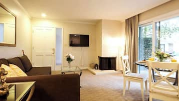 Télévision, livres, chaßne hi-fi, espaces bureaux