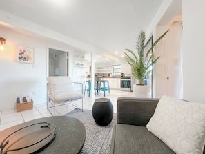 Una televisión, una oficina