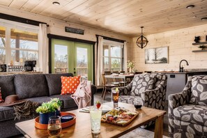 Smart TV, fireplace, video games, books - Retreat~Mins 2 Dollywood_IndoorPool~Theater~HotTub~Luxe Comforts (Pigeon Forge)
