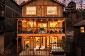 Exterior - Retreat~Mins 2 Dollywood_IndoorPool~Theater~HotTub~Luxe Comforts (Pigeon Forge)