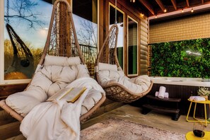 Outdoor spa tub - Retreat~Mins 2 Dollywood_IndoorPool~Theater~HotTub~Luxe Comforts (Pigeon Forge)