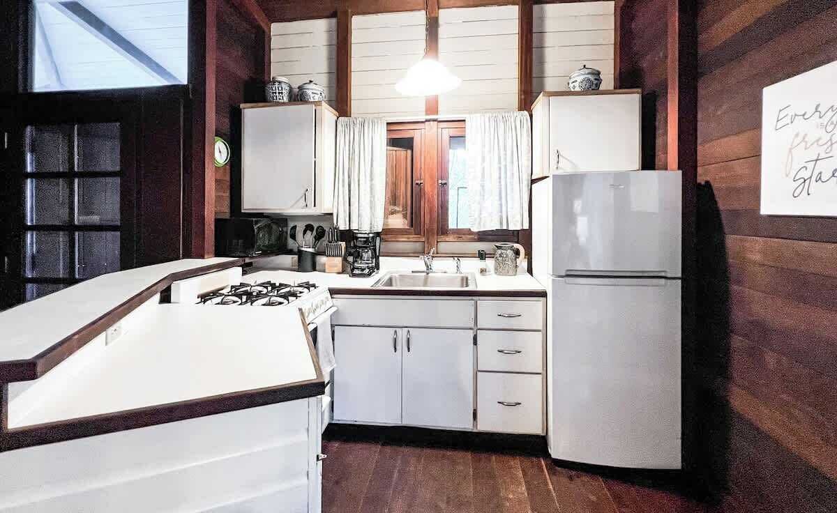 Een koelkast, een magnetron, een oven, een kookplaat