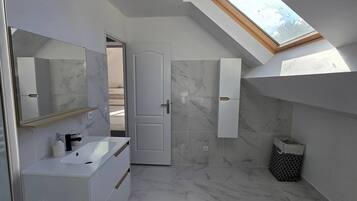 SĂšche-cheveux, serviettes fournies, savon, papier toilette