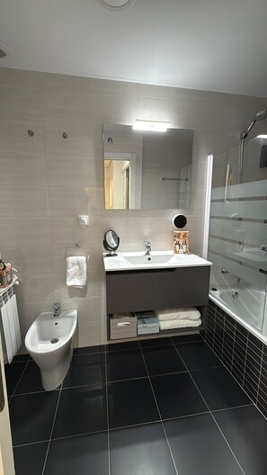 Doccia, asciugacapelli, bidet, asciugamani
