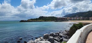 بالقرب من الشاطئ