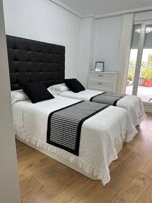 2 dormitoris, planxa i posts de planxar, Internet i roba de llit 