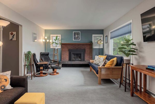 TV, fireplace, offices