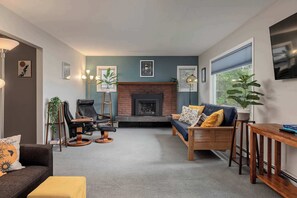 Televisio, takka, työhuone