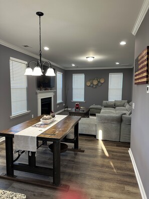 Interior - Large beautiful 4 bedroom house with room for the whole family! (Savannah)