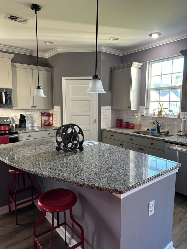 Private kitchen - Large beautiful 4 bedroom house with room for the whole family! (Savannah)