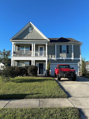 Exterior - Large beautiful 4 bedroom house with room for the whole family! (Savannah)