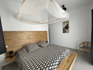 5 bedrooms, iron/ironing board, internet, bed sheets