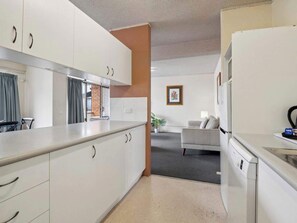 ثلاجة، ميكروويف، فرن، موقد طهي مسطح