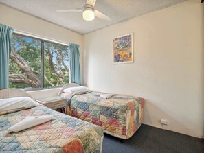 2 bedrooms, iron/ironing board, WiFi, bed sheets - Beach Resort style spacious full A/C - heated pool/spa/sauna - 6pm checkout @219 (Coffs Harbour)