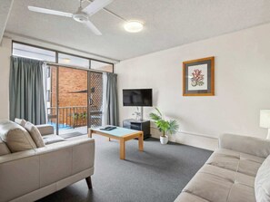 TV - Beach Resort style spacious full A/C - heated pool/spa/sauna - 6pm checkout @219 (Coffs Harbour)