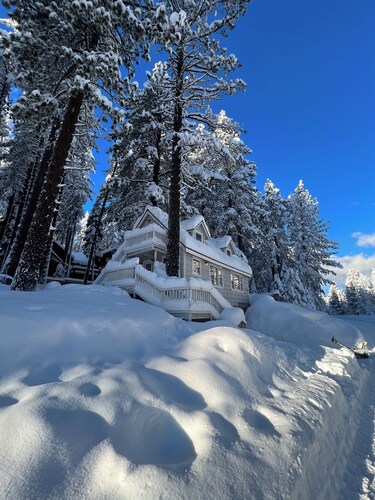  3 BDRM 2 Bath Cottage in South Lake Tahoe Walking Distance to Great Restaurants