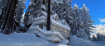  3 BDRM 2 Bath Cottage in South Lake Tahoe Walking Distance to Great Restaurants