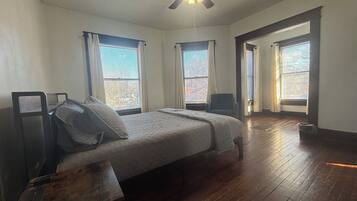 3 bedrooms, iron/ironing board, WiFi, bed sheets