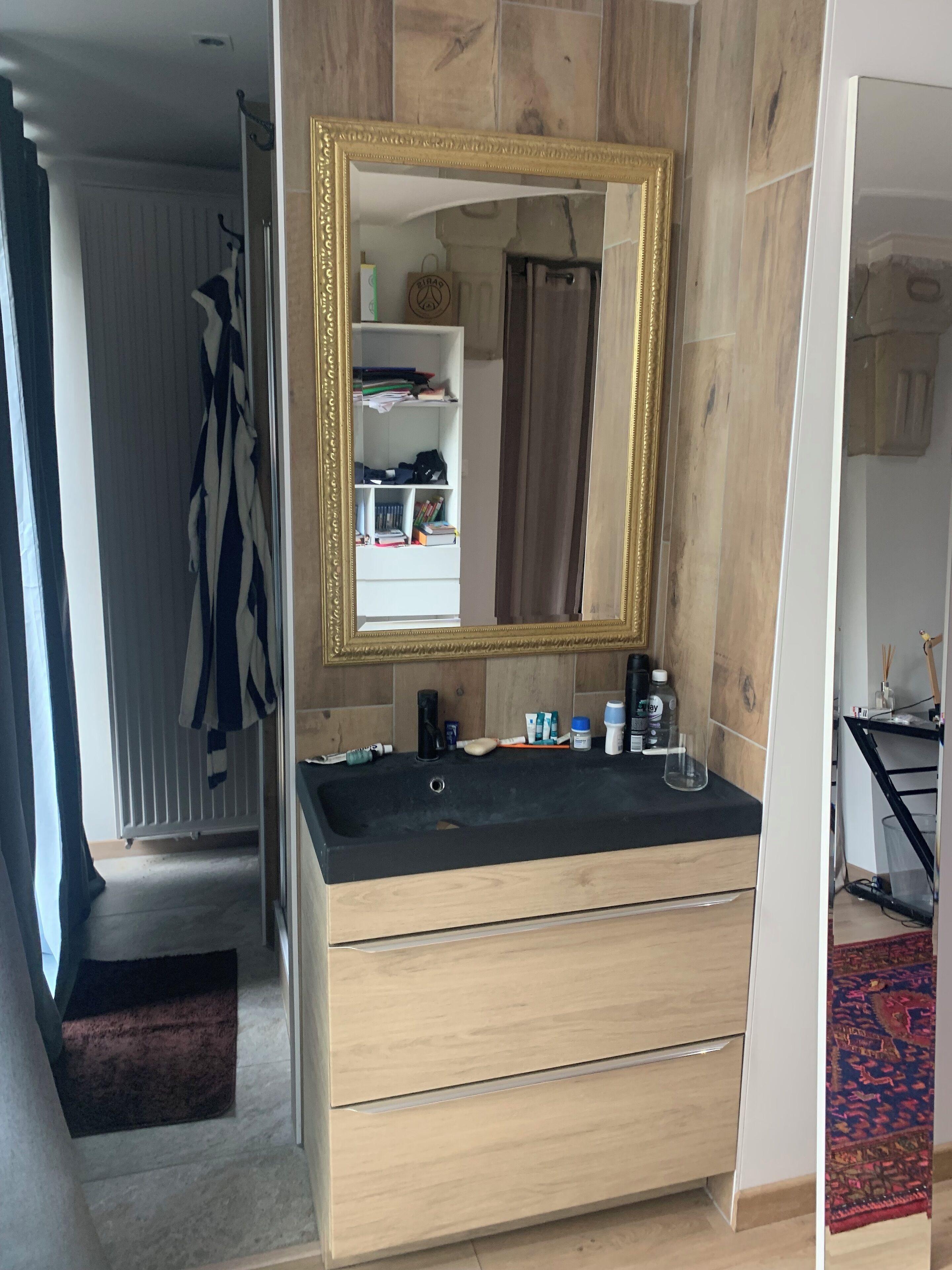 Douche, serviettes fournies, papier toilette