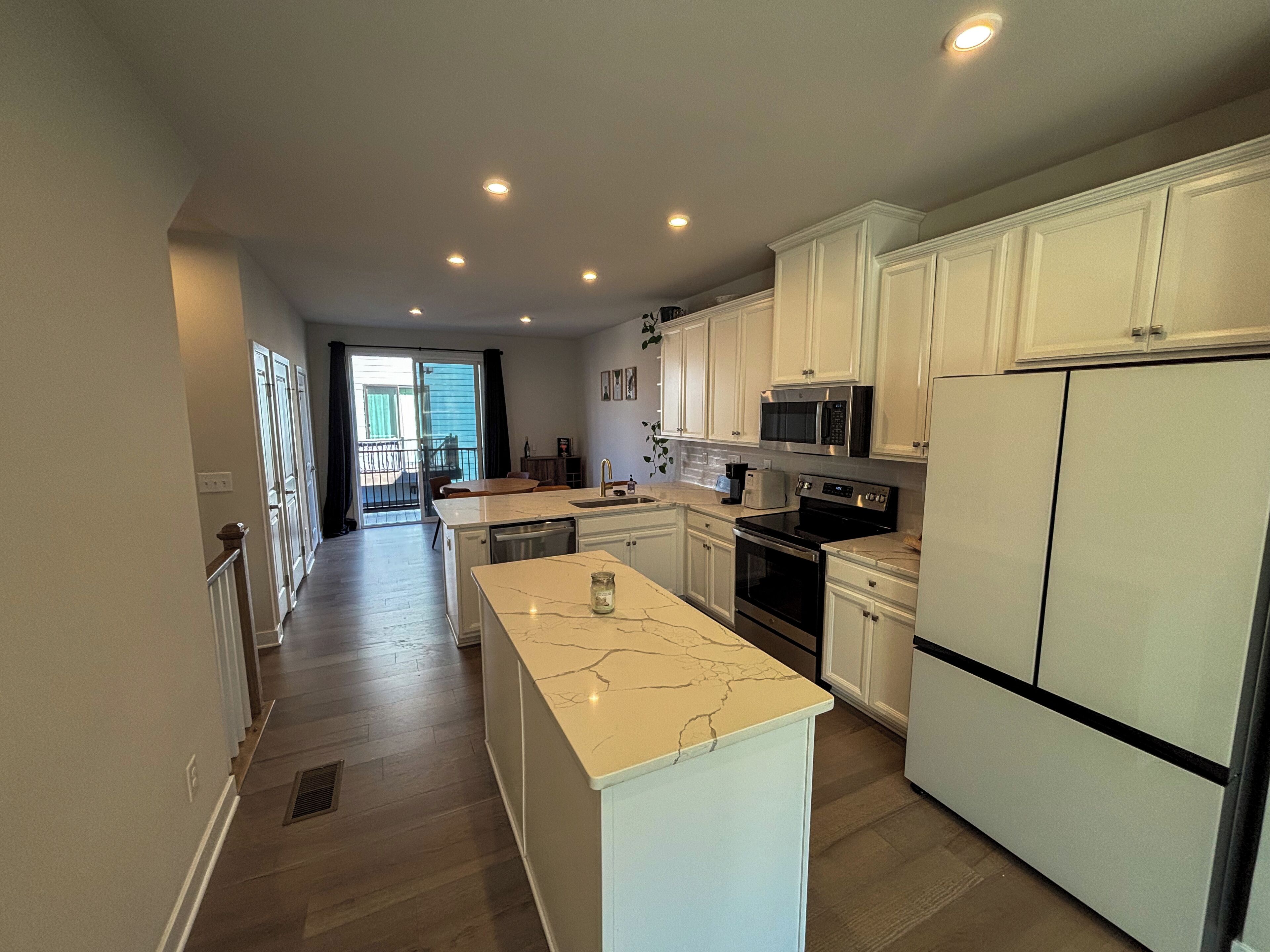 Microondas, horno, parrilla de estufa y lavavajillas 