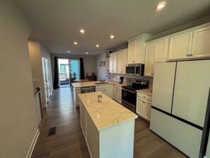 Microondas, horno, parrilla de estufa y lavavajillas 