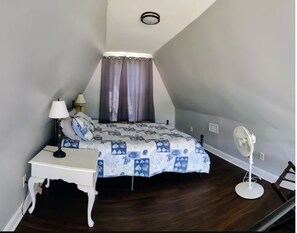 2 soverom, strykejern/-brett, internettilgang og sengetøy